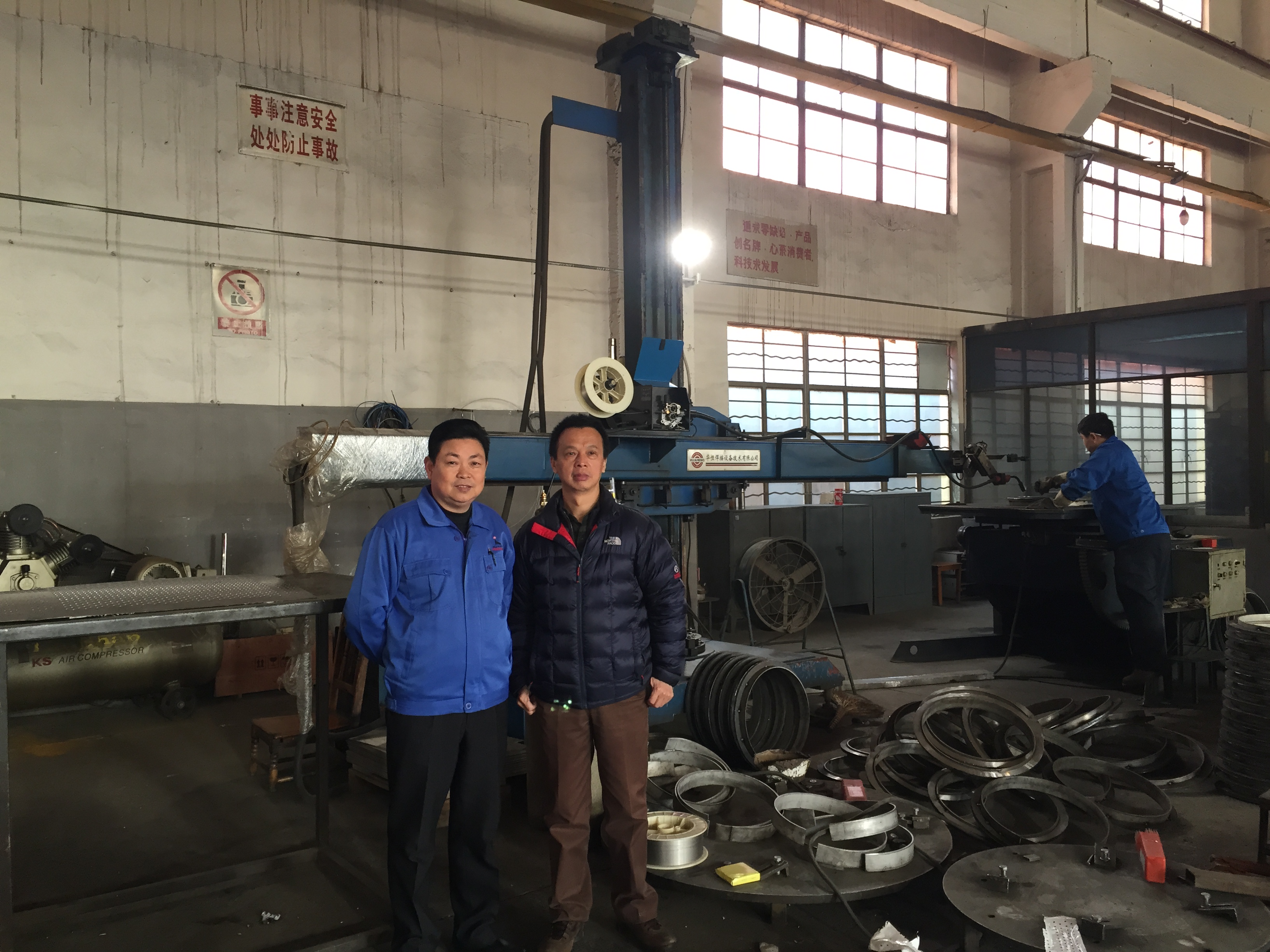 图为海狮邬总和CA88手机登录徐董在CA88手机登录老装备前合影 图为海狮邬总和CA88手机登录徐董在CA88手机登录老装备前合影
